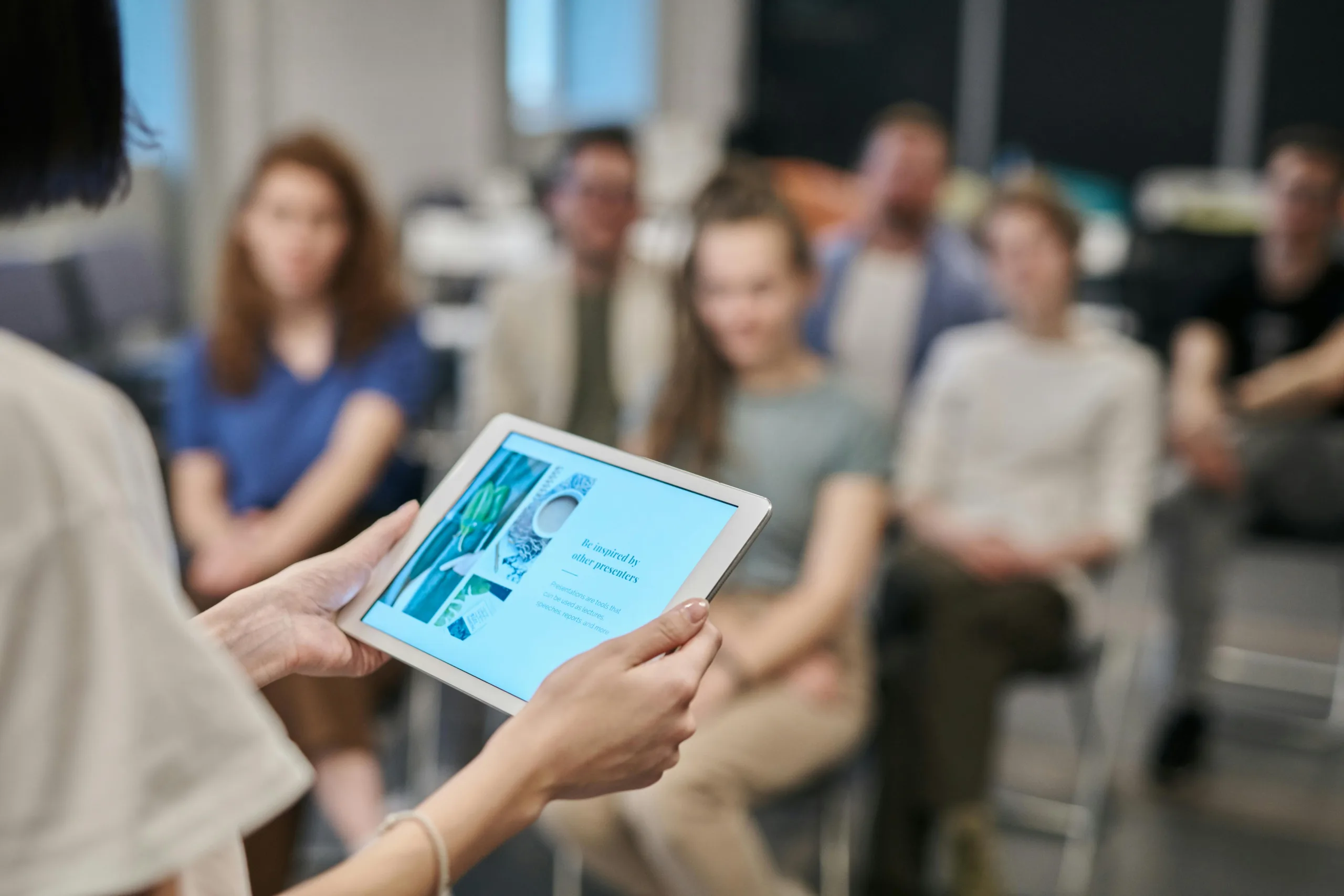 Des personnes suivent une formation au Digital donnée par Bicode