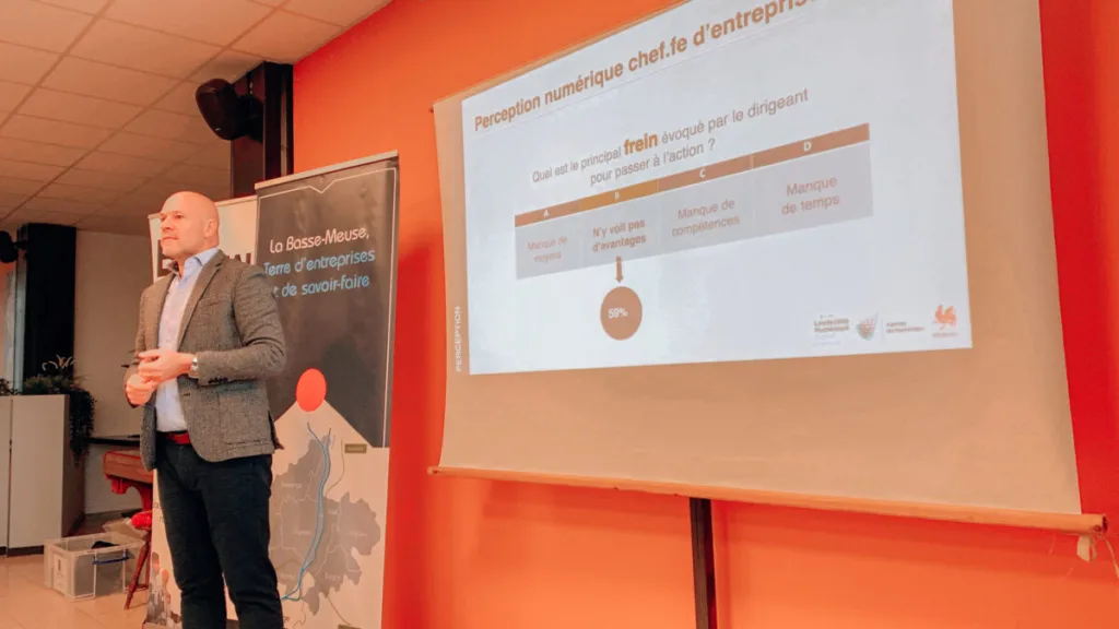 Gérald Trokart donne un exposé sur la numérisation de l'entreprise