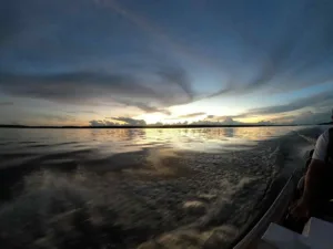 Quand le soleil se couche sur l'Amazonie, et sur le fleuve Amazone, Brésil