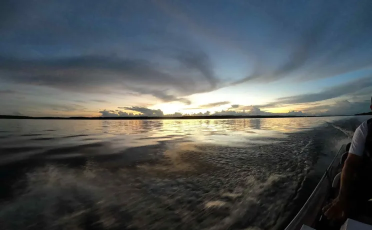 Quand le soleil se couche sur l'Amazonie, et sur le fleuve Amazone, Brésil