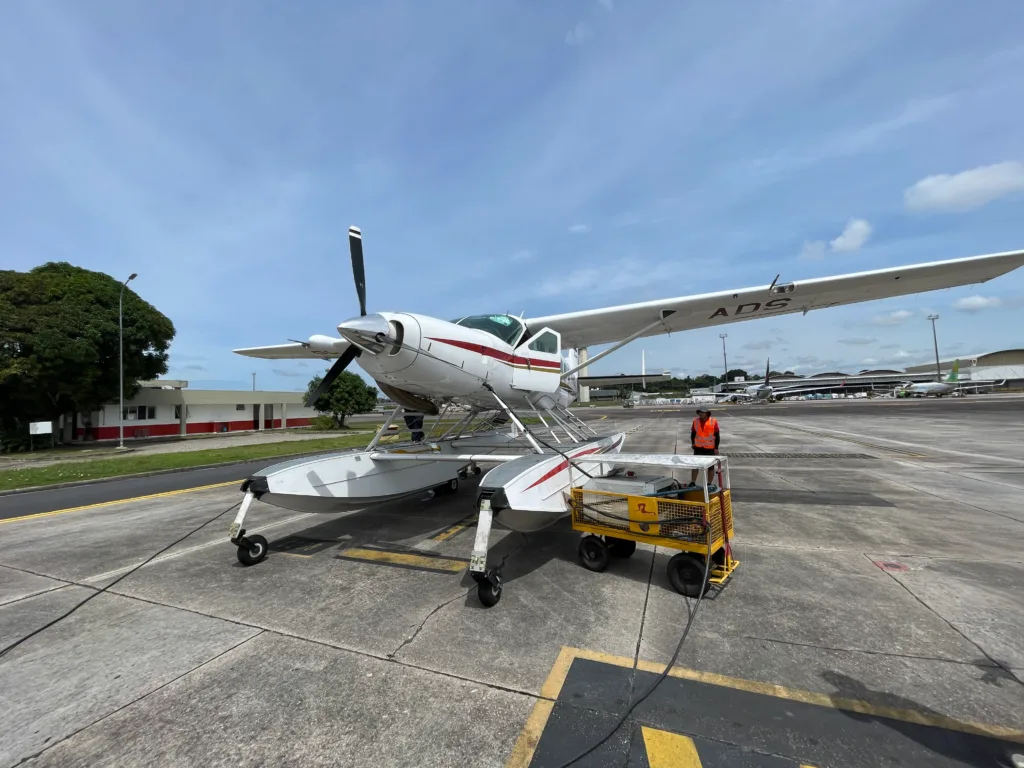 l'hydravion avec lequel j'ai survolé le fleuve