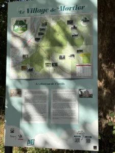 Un panneau dinformation touristique avec un code QR